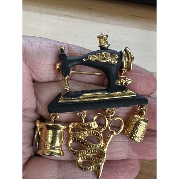 Vintage Danecraft Brooch Antique Sewing Machine Black/Gold w Dangle Charms 2x3" - Picture 3 of 4